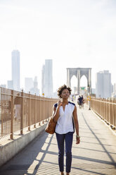 Nachdenkliche Frau auf dem Fußweg mit Brooklyn Bridge und One World Trade Center im Hintergrund - CAVF15035