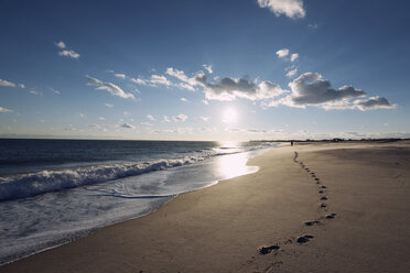 Fußabdrücke am Strand gegen den Himmel an einem sonnigen Tag - CAVF15105