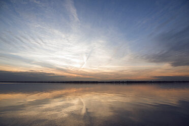 Blick auf das Meer und den Himmel bei Sonnenuntergang - CAVF15107