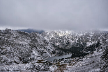 Landschaftliche Ansicht eines schneebedeckten Berges gegen eine Wolkenlandschaft - CAVF15116