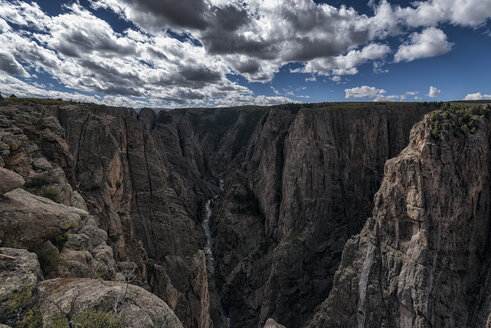 Der Gunnison-Fluss fließt durch Canyons gegen den bewölkten Himmel - CAVF15126