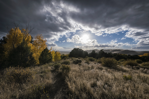 Landschaft gegen bewölkten Himmel, lizenzfreies Stockfoto