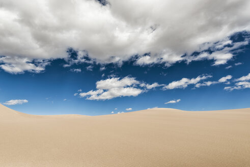 Wüstenlandschaft gegen bewölkten Himmel an einem sonnigen Tag - CAVF15152