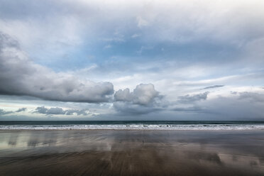 Aussicht auf das Meer bei bewölktem Himmel - CAVF15159