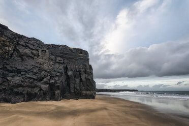 Felsenklippe am Strand gegen bewölkten Himmel - CAVF15160