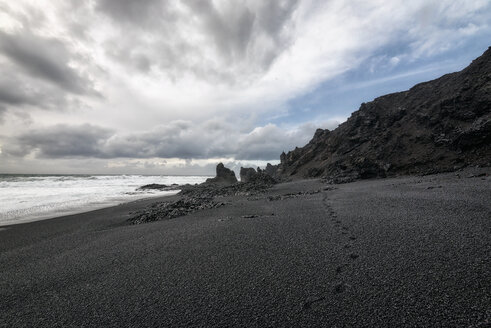 Landschaftlicher Blick auf schwarzen Sandstrand gegen bewölkten Himmel - CAVF15166