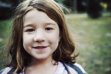 Porträt eines lächelnden Mädchens im Park - CAVF15190