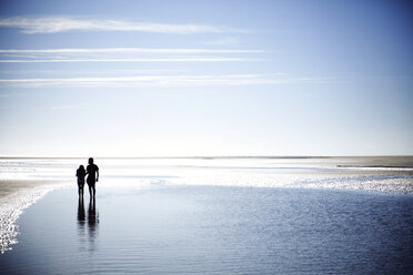 Mid Abstand Ansicht der Silhouette Bruder stehend mit Schwester auf Meer Ufer gegen Himmel - CAVF15197