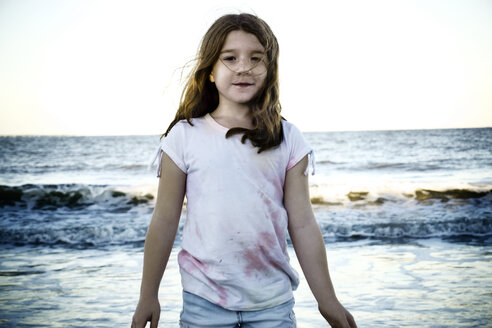 Porträt eines niedlichen Mädchens, das am Meer steht - CAVF15201