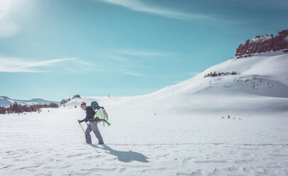 Seitenansicht einer Wanderin in einer verschneiten Landschaft - CAVF15247