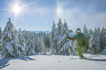 Man skiing on sunny day - CAVF15263