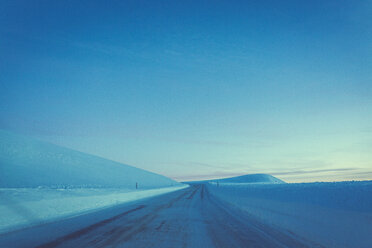 Blick auf ein schneebedecktes Feld vor blauem Himmel - CAVF15265