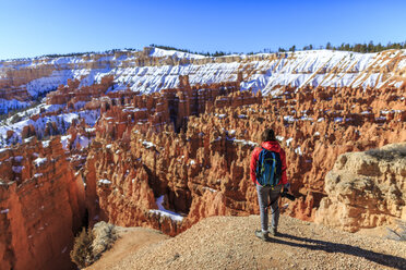 Rückansicht eines Wanderers, der auf einem Berg gegen den klaren Himmel im Bryce Canyon National Park steht - CAVF15332