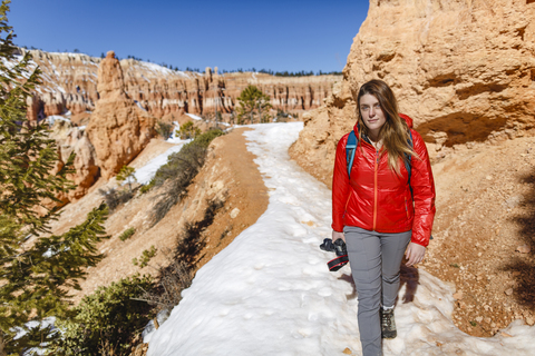 Porträt eines Wanderers auf einem schneebedeckten Berg im Bryce Canyon National Park, lizenzfreies Stockfoto