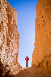 Niedriger Blickwinkel auf einen Wanderer, der bei Felsformationen im Bryce Canyon National Park steht - CAVF15335