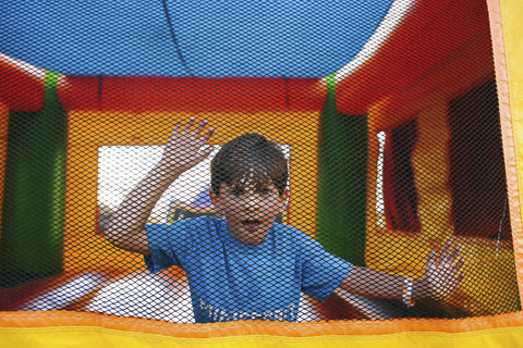 Porträt eines Jungen auf einem Trampolin, lizenzfreies Stockfoto