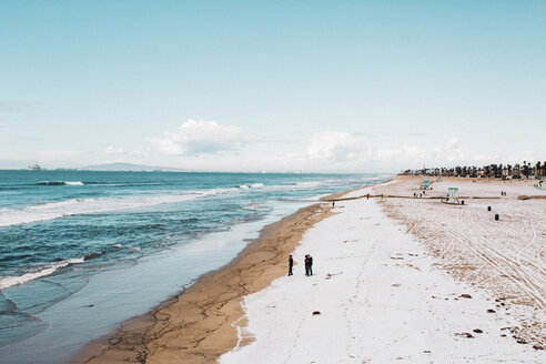 Menschen am Strand im Winter - CAVF15417