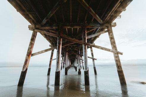 Pier am Strand gegen den Himmel - CAVF15428