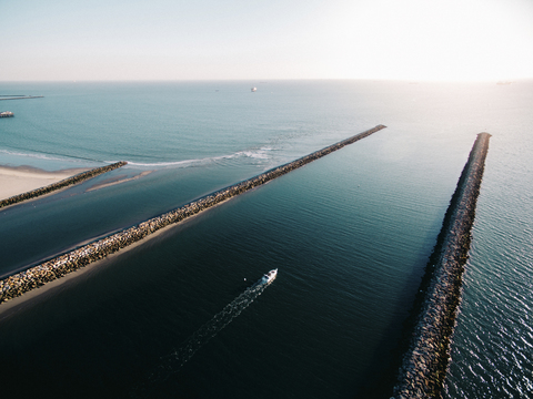 Hohe Winkel Ansicht von Boot segeln auf dem Meer, lizenzfreies Stockfoto