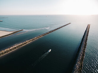 Hohe Winkel Ansicht von Boot segeln auf dem Meer - CAVF15445