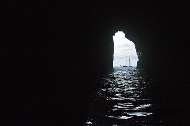 Segelboot durch eine Höhle auf den Färöer Inseln gesehen - CAVF15459