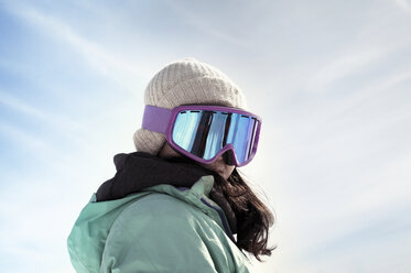 Porträt eines Skifahrers mit niedrigem Winkel gegen den Himmel - CAVF15467