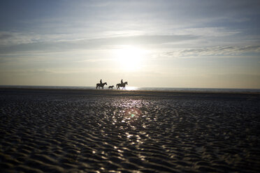 Mid Abstand Ansicht der Silhouette Menschen reiten auf Sandbank gegen Himmel bei Sonnenuntergang - CAVF15518