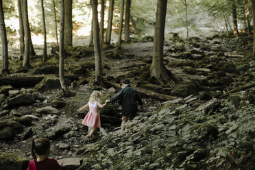 Hohe Winkel Ansicht der Geschwister zu Fuß auf Felsen im Wald - CAVF15581