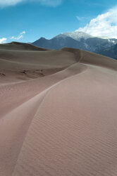 Blick auf die Wüste und die Berge im Great Sand Dunes National Park - CAVF15594