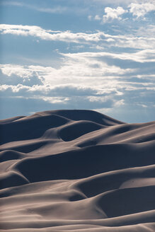 Landschaftliche Ansicht der Wüste gegen den bewölkten Himmel im Great Sand Dunes National Park - CAVF15596