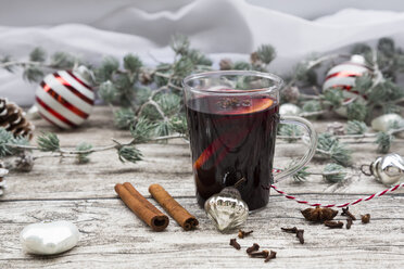 Glühwein und weihnachtliche Dekoration - LVF06804