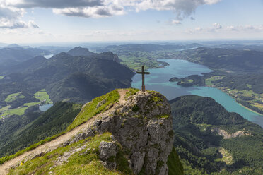 Österreich, Salzkammergut, Berg Schafberg, Blick von der Himmelspforte mit Gipfelkreuz - AIF00455