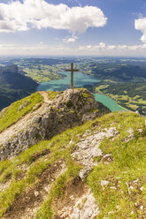 Österreich, Salzkammergut, Berg Schafberg, Blick von der Himmelspforte mit Gipfelkreuz - AIF00456