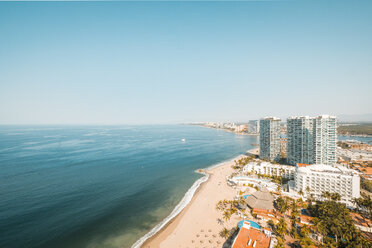 Mexiko, Jalisco, Puerto Vallarta, Blick auf den Strand mit Hotels und Hafen im Hintergrund - ABAF02204