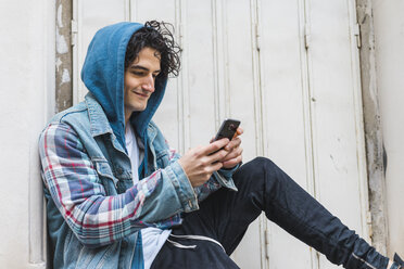 Young man using smartphone - AFVF00348