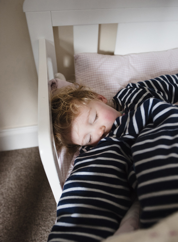 Hohe Winkel Ansicht von Mädchen schlafen im Bett zu Hause, lizenzfreies Stockfoto