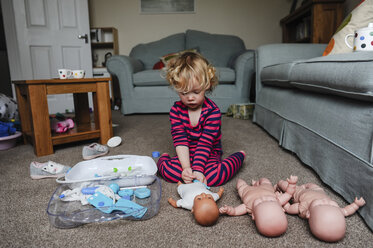 Mädchen spielt mit Puppen zu Hause - CAVF15694