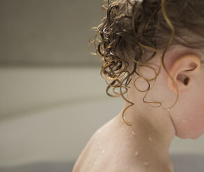Ausgeschnittenes Bild eines nassen Mädchens im Badezimmer - CAVF15783