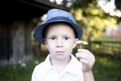 Porträt eines Jungen mit Blume im Park - CAVF15812