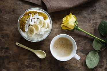 Chia-Mango-Joghurt mit Banane und einer Tasse Kaffee - EVGF03311