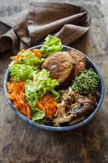 Buddha Bowl, Salat mit Karotten, Quinoa-Fritters, Shitake-Pilzen und Bärlauchpaste - EVGF03313