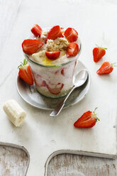 Erdbeer-Bananen-Parfait mit Haferflocken und Joghurt im Glas - EVGF03319