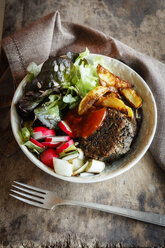 Vegetarische Schüssel mit Salat, Pilz-Linsen-Fritters, Country-Kartoffeln und Salsa - EVGF03320