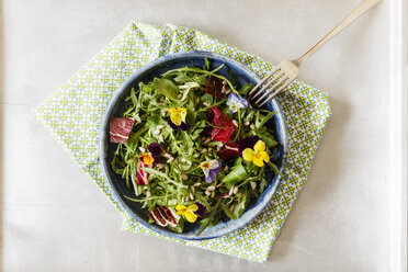 Schale mit Salat, Feldsalat, Rucola, Radicchio und essbaren Blüten - EVGF03322