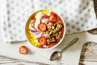 Frühstücksschüssel mit Erdbeeren, Joghurt, Müsli und Leinöl - EVGF03324