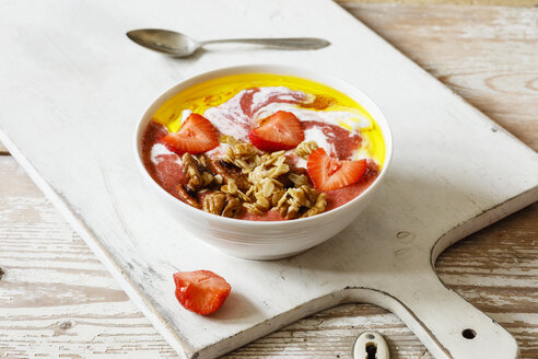 Frühstücksschüssel mit Erdbeeren, Joghurt, Müsli und Leinöl - EVGF03325