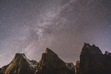 Niedriger Blickwinkel auf die Berge vor dem Sternenfeld im Zion National Park - CAVF15846