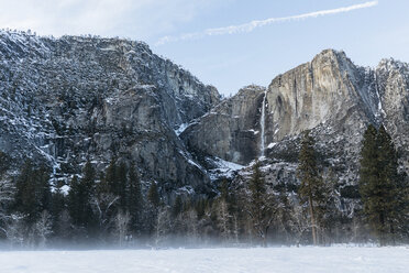 Landschaftliche Ansicht der Berge gegen den Himmel im Yosemite-Nationalpark im Winter - CAVF15847