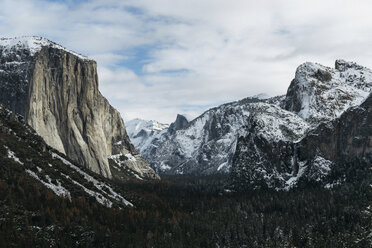 Landschaftlicher Blick auf den Yosemite-Nationalpark im Winter - CAVF15848