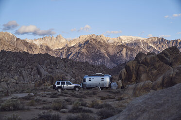 Motor home and off-road vehicle at Alabama Hills against sky - CAVF15852